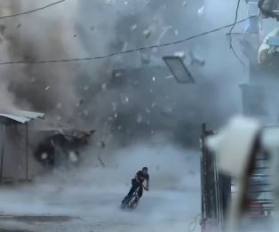 Γάζα: Παλαιστίνιος ποδηλάτης προσπαθεί να ξεφύγει από βομβαρδισμό σε κατοικημένη περιοχή