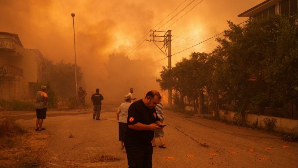 Μαίνεται η πυρκαγιά στη Σμύρνη: Εκκενώθηκαν τουλάχιστον 10 οικισμοί, κάηκαν σπίτια - 17 συλλήψεις