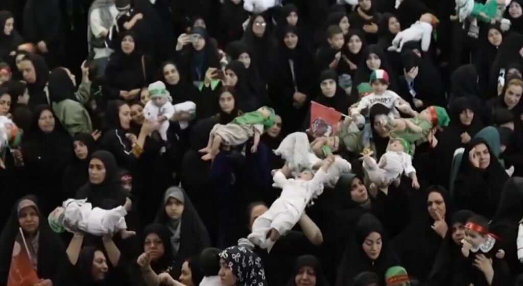 Ιράν: Μητέρες σηκώνουν στα χέρια τα παιδιά τους για να τα προσφέρουν ως μάρτυρες - ΒΙΝΤΕΟ