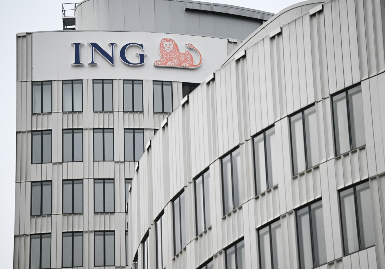 ING: Απολύει 230 ανώτερα στελέχη γιατί έχει πάρα πολλά