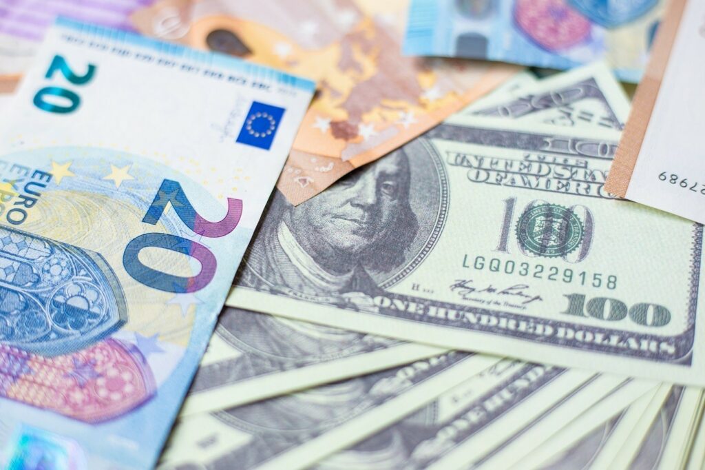 Το ευρώ «φλερτάρει» με ιστορικό ράλι δύο δεκαετιών έναντι του δολαρίου