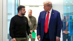 Τραμπ: Αναστέλλει τις παραδόσεις κάποιων όπλων στην Ουκρανία λόγω «προτεραιότητας των αμερικανικών συμφερόντων»