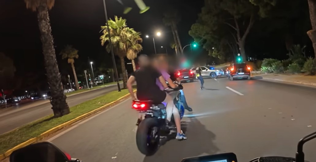 Βουλιαγμένη: Επεισοδιακό μπλόκο για μηχανές με αναβάτες χωρίς κράνος - Παραλίγο να πατήσουν αστυνομικούς για να διαφύγουν