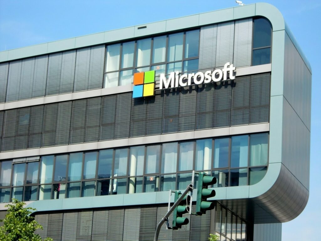 Νέα μαζική μείωση προσωπικού στη Microsoft με 9.000 απολύσεις