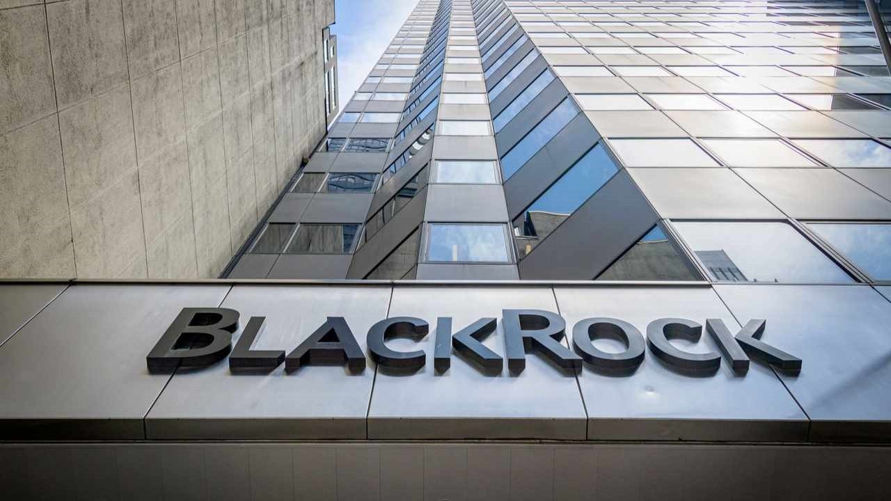 Η BlackRock σκέφτεται να πουλήσει το μερίδιό της στο δίκτυο αγωγών της Saudi Aramco