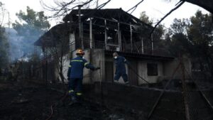 Σε ύφεση η φωτιά στη Ραφήνα, καλύτερη η εικόνα στην Ιεράπετρα - Συνεχίζεται η μάχη σε διάσπαρτες εστίες σε Αττική και Κρήτη