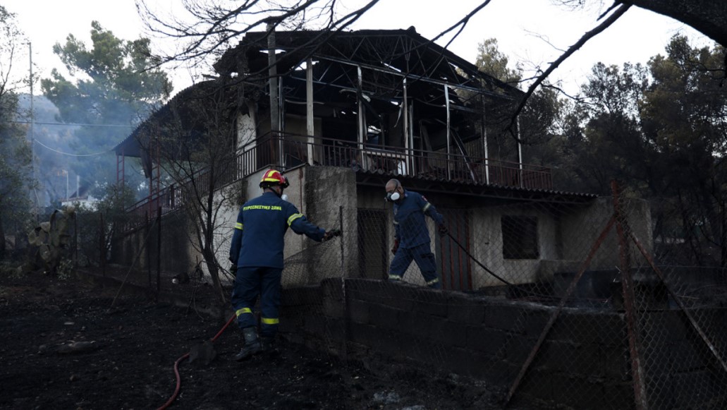 Σε ύφεση η φωτιά στη Ραφήνα, καλύτερη η εικόνα στην Ιεράπετρα - Συνεχίζεται η μάχη σε διάσπαρτες εστίες σε Αττική και Κρήτη