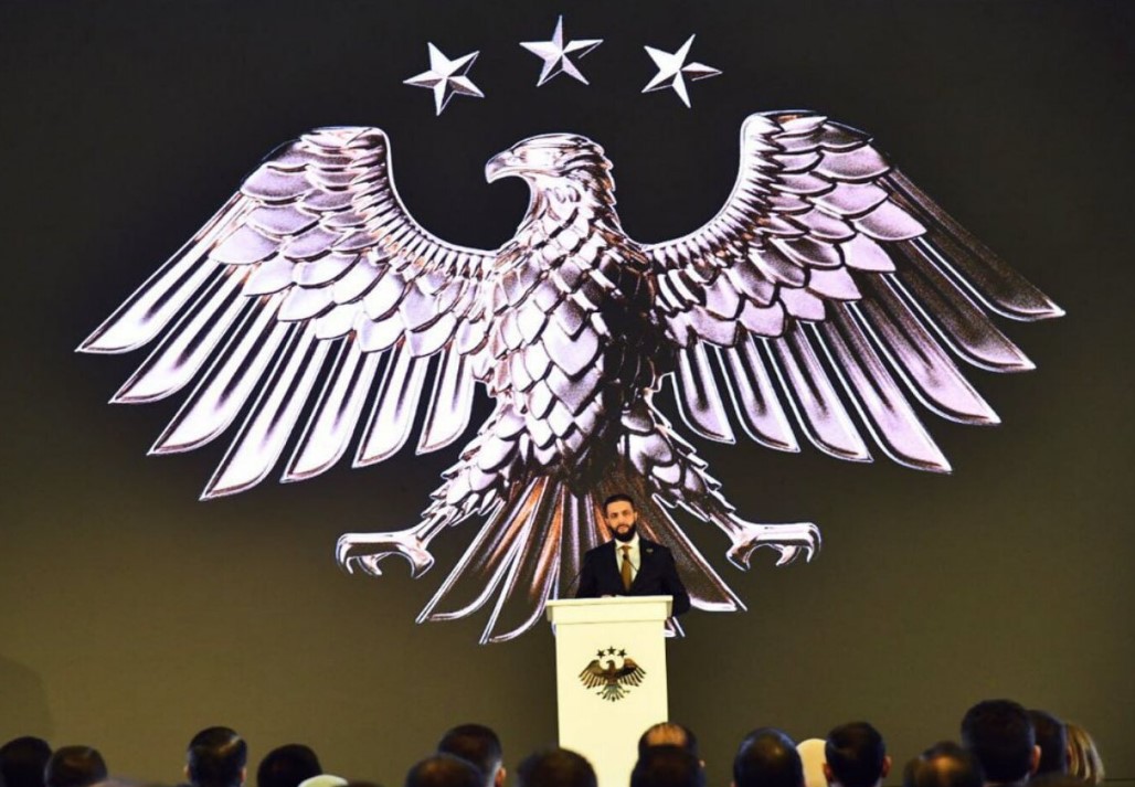 Ο Αλ Σαράα παρουσίασε το νέο έμβλημα της Συρίας - Τι συμβολίζει ο χρυσός αετός
