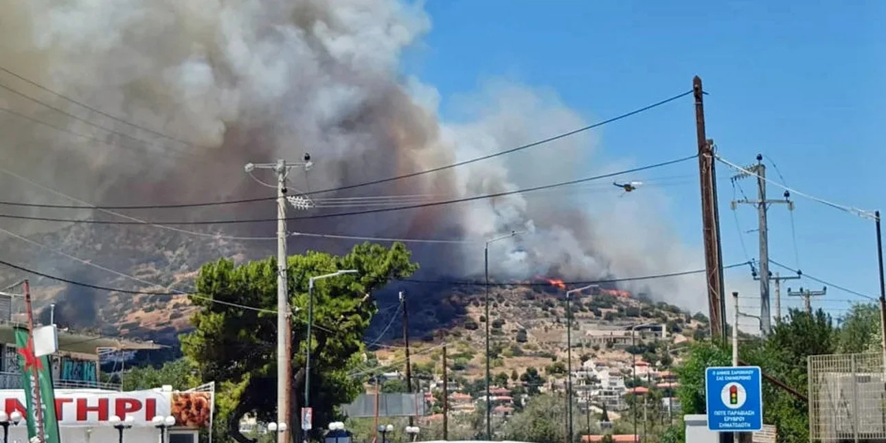 Φωτιά τώρα στο Κορωπί - Εκκενώνονται Άγιος Δημήτριος, Γαλάζια Ακτή και Αλθέα