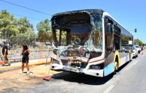 Τροχαίο στη Βούλα: Αδιαθεσία υποστήριξε ότι ένιωσε η οδηγός του ενός λεωφορείου πριν τη σύγκρουση