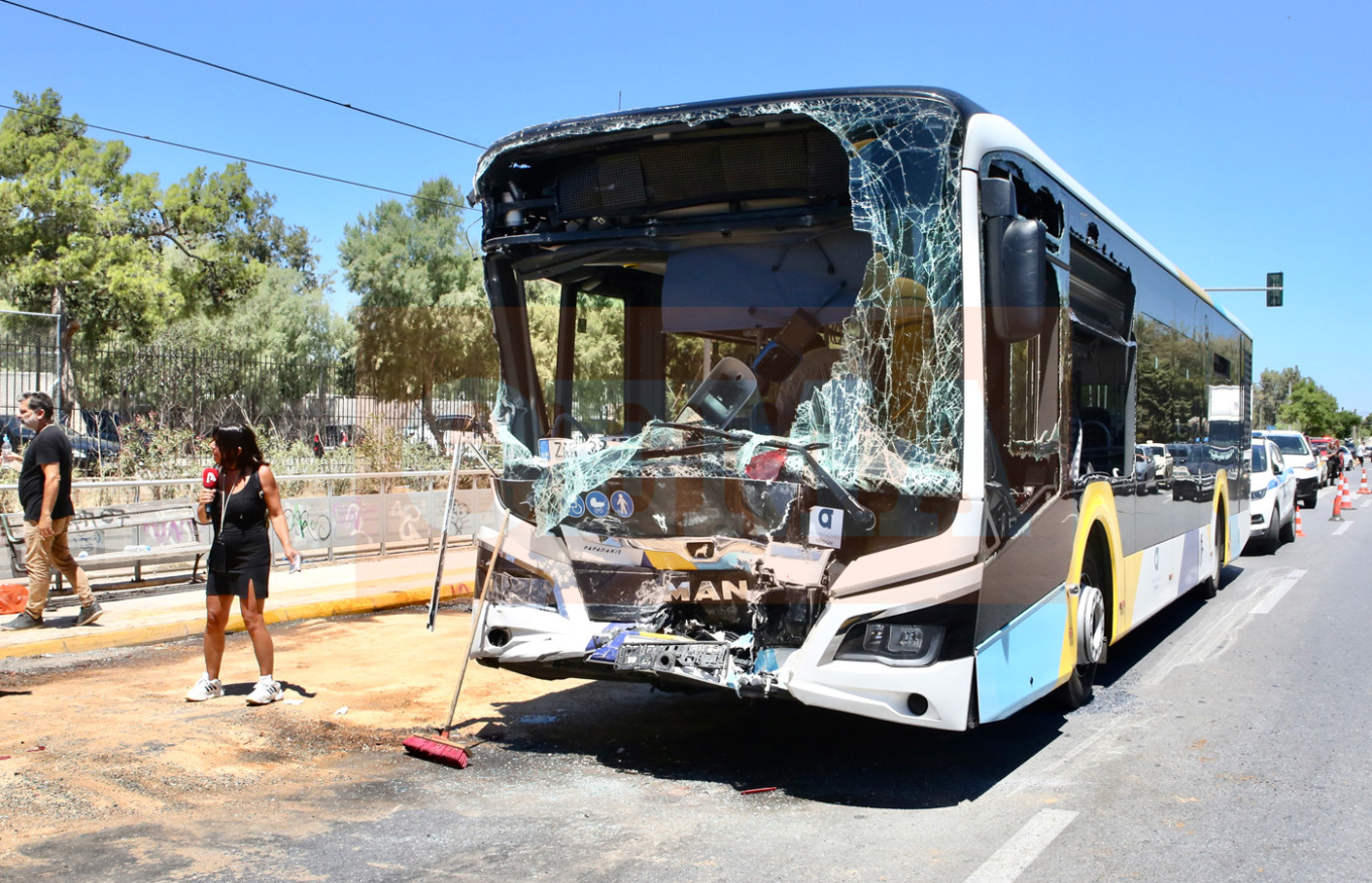Τροχαίο στη Βούλα: Αδιαθεσία υποστήριξε ότι ένιωσε η οδηγός του ενός λεωφορείου πριν τη σύγκρουση
