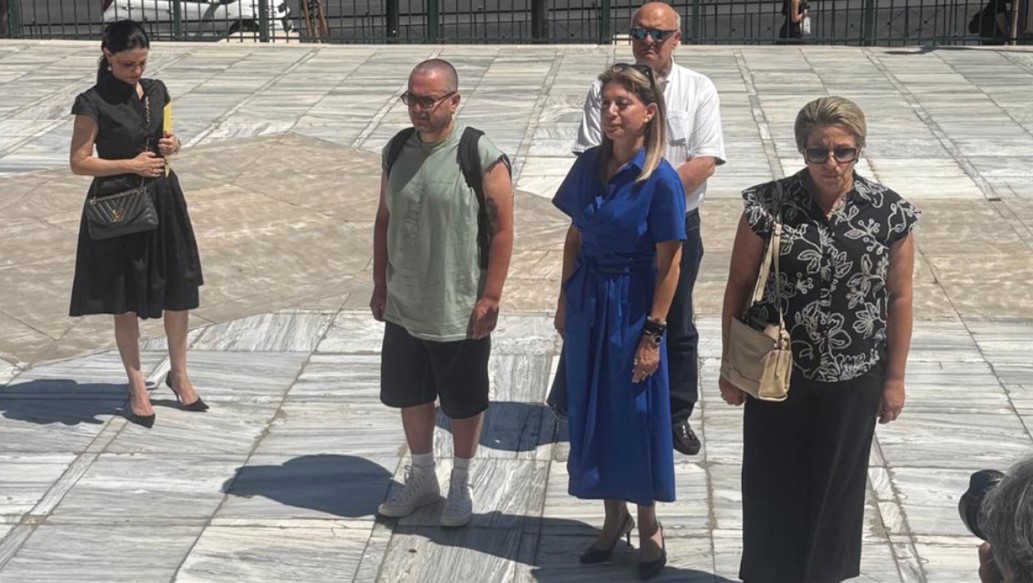 Καρυστιανού: Κατέθεσε στη Βουλή 1,3 εκατομμύρια υπογραφές για την κατάργηση του άρθρου 86 του Συντάγματος