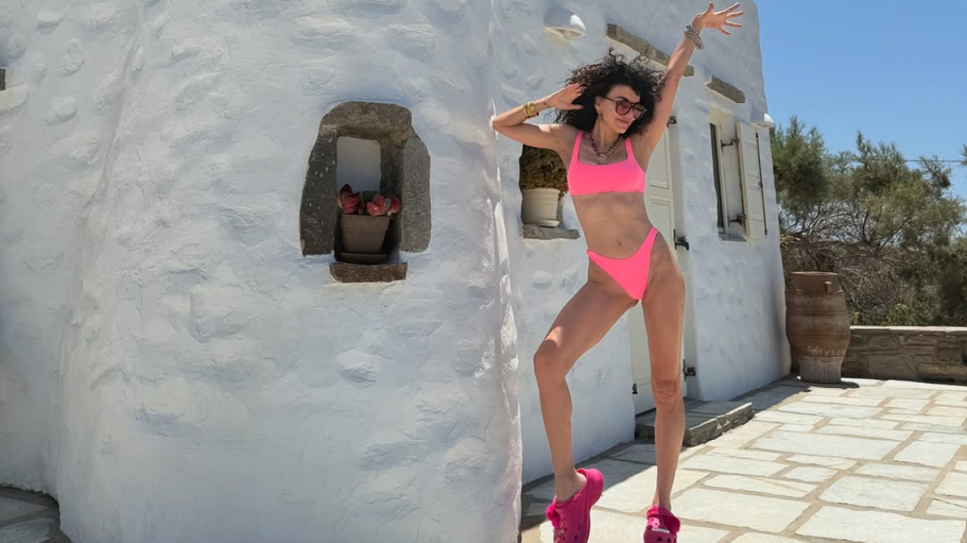 Μαρία Σολωμού: Δηλώνει «καλοκαιρινός τύπος» και φωτογραφίζεται με ροζ μπικίνι στην Πάρο