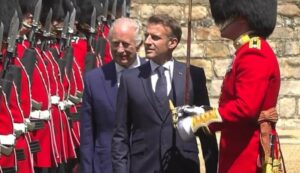 Οργή στη Βρετανία για τον Μακρόν: Τον κατηγορούν για ασέβεια επειδή περπάτησε μπροστά από τον βασιλιά Κάρολο