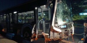 Ακυβέρνητο λεωφορείο για 150 μέτρα στη Βουλιαγμένης - Ξήλωσε κολώνες, πινακίδες, έπεσε σε περίφραξη κτιρίου