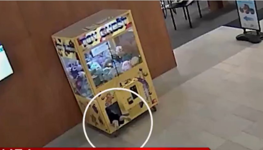 ΗΠΑ: Περιπέτεια για αγοράκι που εγκλωβίστηκε σε παιχνίδι-δαγκάνα για να πάρει ένα κουκλάκι