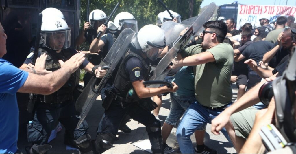 Δακρυγόνα και επεισόδια μεταξύ φοιτητών και ΜΑΤ έξω από τη Σύνοδο των Πρυτάνεων