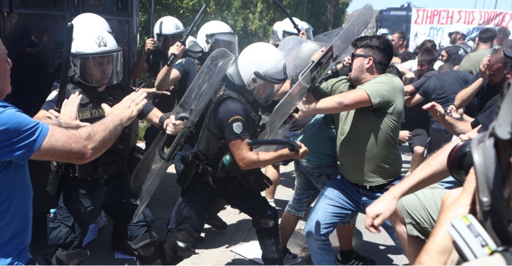 Δακρυγόνα και επεισόδια μεταξύ φοιτητών και ΜΑΤ έξω από τη Σύνοδο των Πρυτάνεων