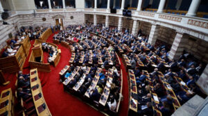 Βουλή: Ψηφίστηκε η τροπολογία για το μεταναστευτικό με 177 «ναι»