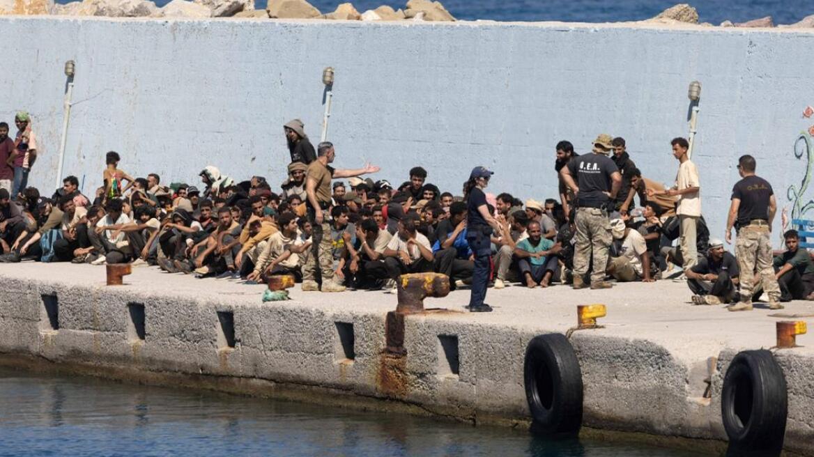 Μεταφορά μεταναστών από την Κρήτη στην ηπειρωτική Ελλάδα στο πλαίσιο αποσυμφόρησης του νησιού