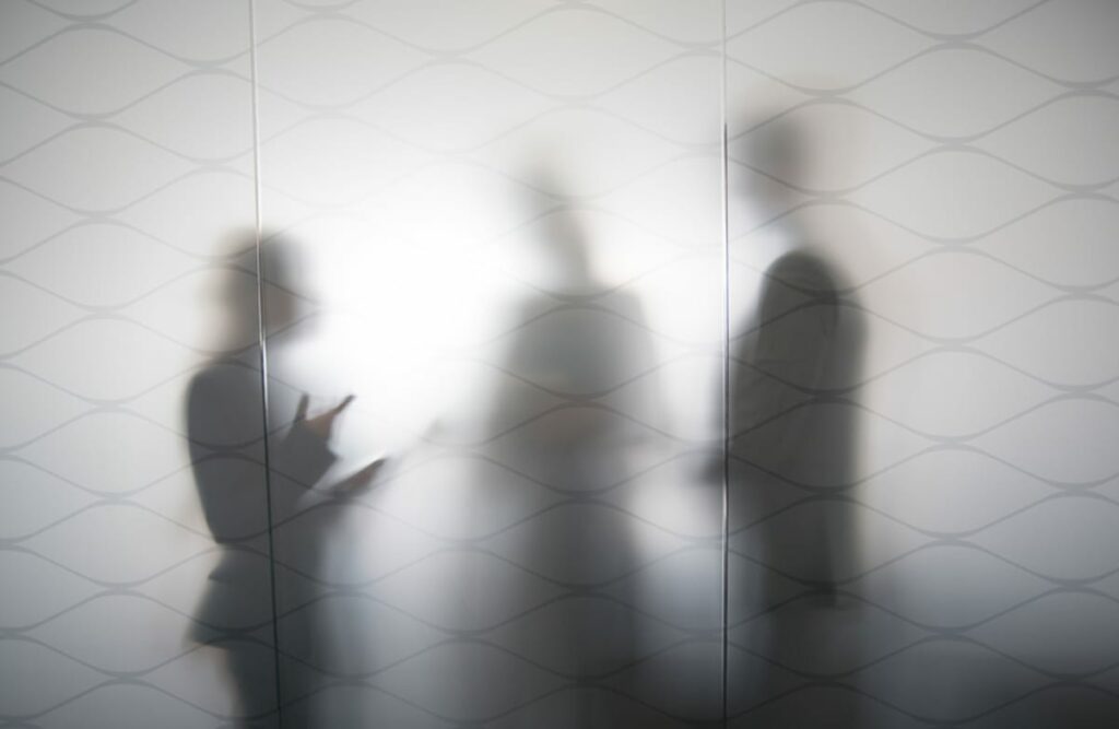 Το ραντεβού στα Β. Π. σηματοδοτεί την επιστροφή στα κομματικά - και κρατικά- δρώμενα - Οι δύο ισχυροί άνδρες με το αντίστοιχο παράστημα και τις οικογενειακές ρίζες ήρθαν και πάλι κοντά - Αρκεί να ξεπεραστούν οι αντιρρήσεις στενού προσώπου θηλυκού φύλου!