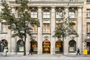 UBS: Ποιοι κίνδυνοι προκύπτουν από τις απειλές Τραμπ για νέους δασμούς στην Ε.Ε.