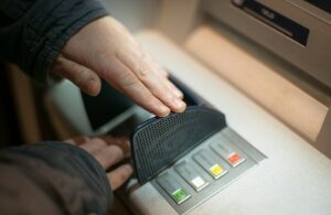 Γιατί οι Έλληνες συνταξιούχοι λαμβάνουν τόσο χαμηλές συντάξεις