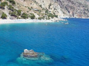 Freedom Travel: Το ελληνικό νησί ανάμεσα στις 7 καλύτερες ταξιδιωτικές εμπειρίες της Ευρώπης για το 2025