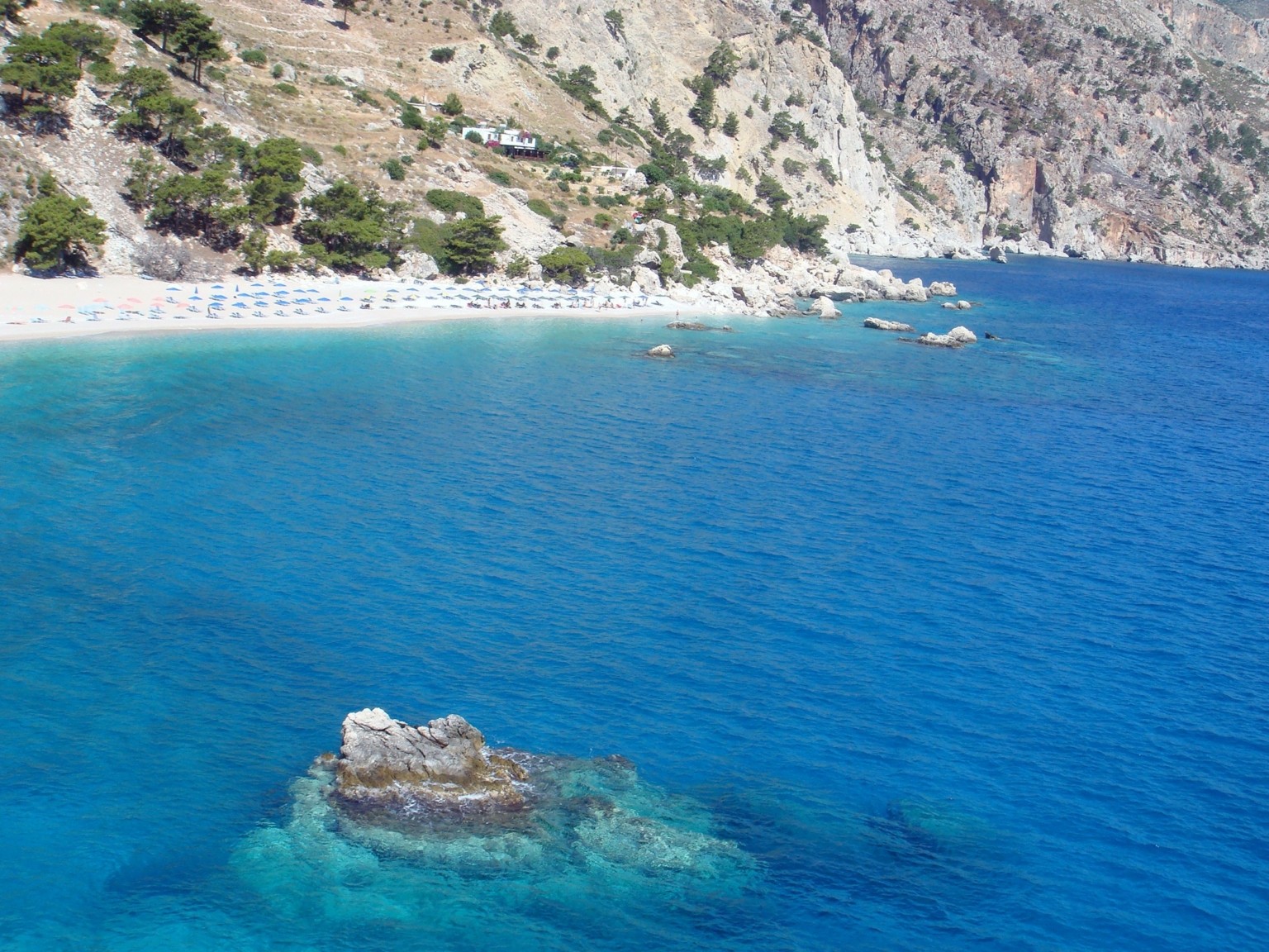Freedom Travel: Το ελληνικό νησί ανάμεσα στις 7 καλύτερες ταξιδιωτικές εμπειρίες της Ευρώπης για το 2025