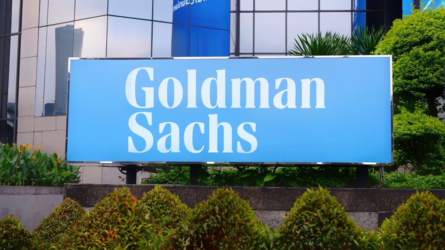 Goldman Sachs: Από την επιφύλαξη στην αποθέωση – Δύο deals που την έκαναν να «δει» Ελλάδα