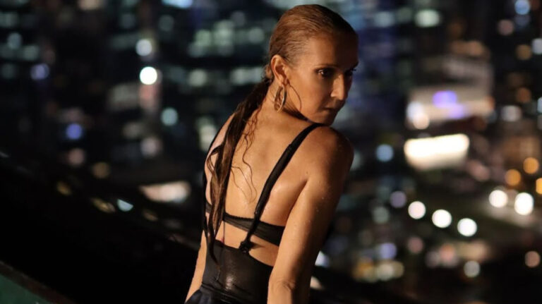 Σελίν Ντιον: Πόζαρε με μαγιό σε πισίνα και εντυπωσίασε τους θαυμαστές της