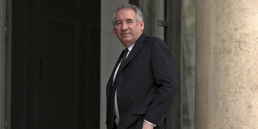 Τις αργίες της Δευτέρας του Πάσχα και της Ημέρας της Νίκης θέλει να καταργήσει ο πρωθυπουργός της Γαλλίας