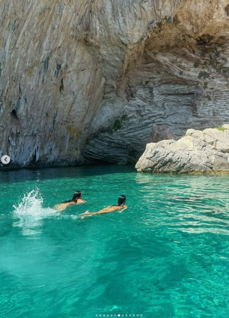 Κάιλι Τζένερ: Η Στέισι Καρανικολάου δημοσίευσε νέες φωτογραφίες από τις διακοπές τους στην Ελλάδα