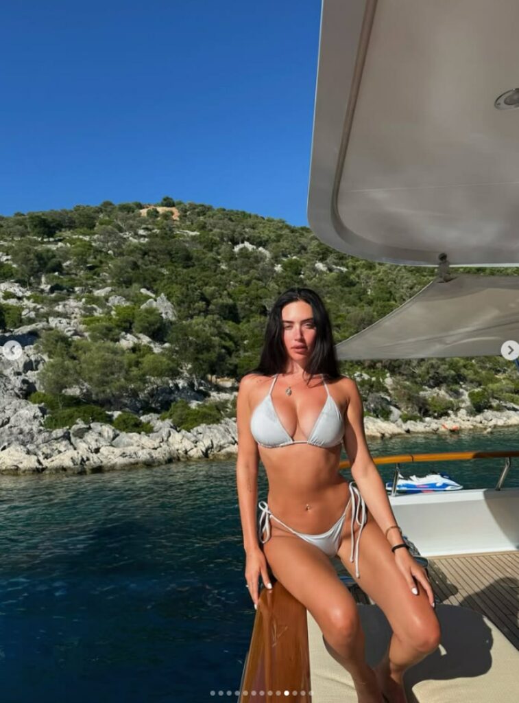 Κάιλι Τζένερ: Η Στέισι Καρανικολάου δημοσίευσε νέες φωτογραφίες από τις διακοπές τους στην Ελλάδα