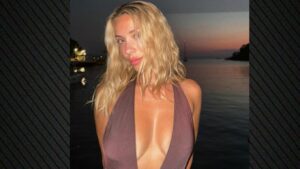 Η Γαρυφαλλιά Καληφώνη ποζάρει σε παραθαλάσσιο φόντο με εντυπωσιακό κορμάκι