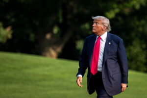 Bloomberg: Ο Τραμπ εξετάζει αλλαγές στη Fed – Σκέψεις για απομάκρυνση Πάουελ