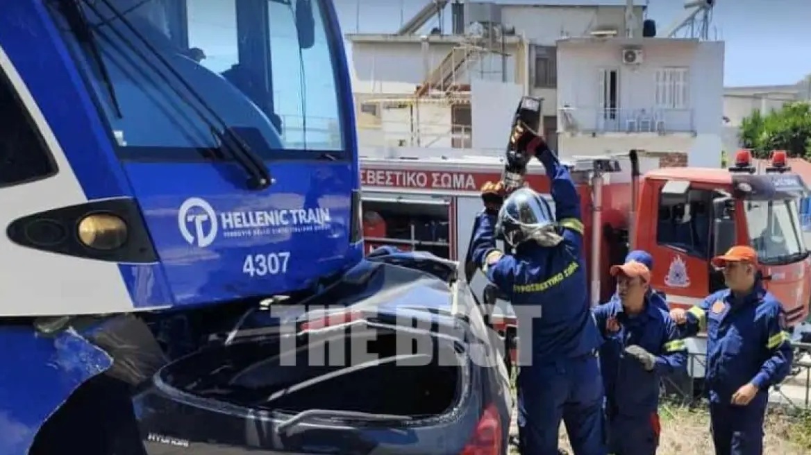 Πάτρα: Σύγκρουση συρμού του Προαστιακού με ΙΧ - Προσπάθειες απεγκλωβισμού ενός ατόμου