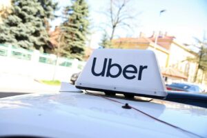 Uber: Στροφή στα ρομποταξί με επένδυση $300 εκατ. στη Lucid Motors