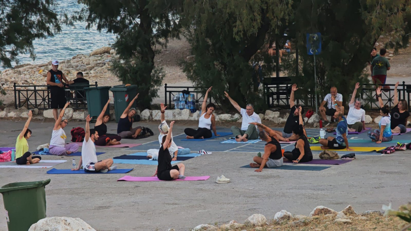 Κίνημα Δημοκρατίας: Στιγμές χαλάρωσης με… γιόγκα στον Πειραιά - «Ψάχνουμε να βρούμε τρόπους να συμμετέχει ο κόσμος»