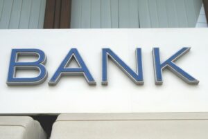 ΤτΕ: Οι ελληνικές τράπεζες δανείζονται με χαμηλό κόστος – Πού κινείται το μέσο επιτόκιο