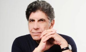 Ο Γιάννης Μπέζος σκηνοθετεί τον «Αμερικάνικο Βούβαλο» στο Θέατρο Σημείο