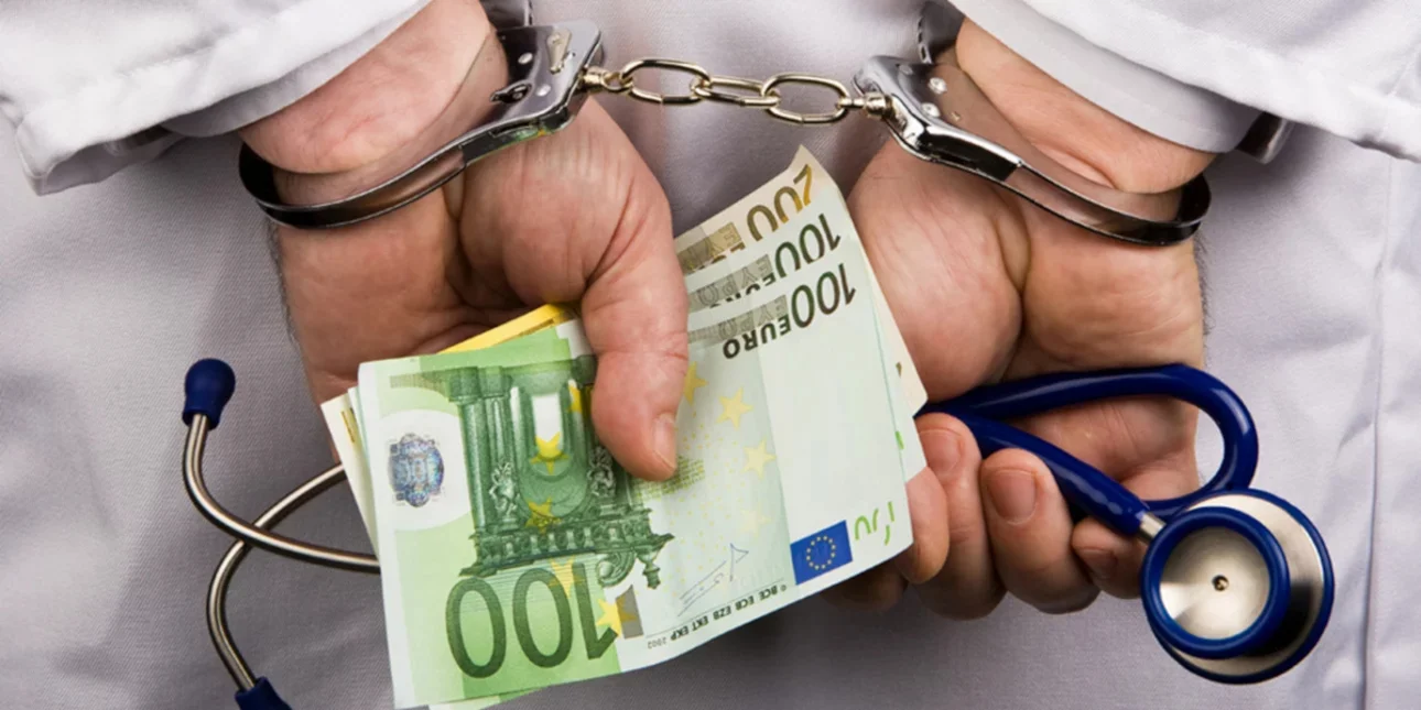 Στη φυλακή οδηγήθηκε ένας 52χρονος γιατρός που κατηγορείται για δωροληψία και απάτη