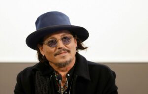Η συλλογή «Let the Light In» περιλαμβάνει έργα που φιλοτέχνησε ο σταρ των «Πειρατών της Καραϊβικής» στη νότια Γαλλία στις αρχές των 00s, την εποχή της σχέσης του με τη Βανέσα Παραντί