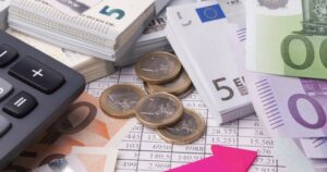 Μισθωτοί με μπλοκάκι: Τι ισχύει για τις εκκαθαρίσεις και τις εισφορές