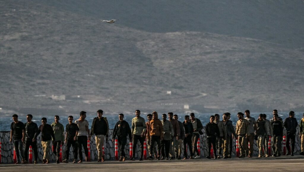 Αφιέρωμα της Daily Mail για το μεταναστευτικό στην Ελλάδα: «Δεν είμαστε πια ξενοδοχείο», δήλωσε ο Πλεύρης