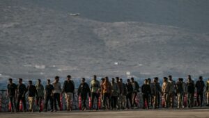 Αφιέρωμα της Daily Mail για το μεταναστευτικό στην Ελλάδα: «Δεν είμαστε πια ξενοδοχείο», δήλωσε ο Πλεύρης