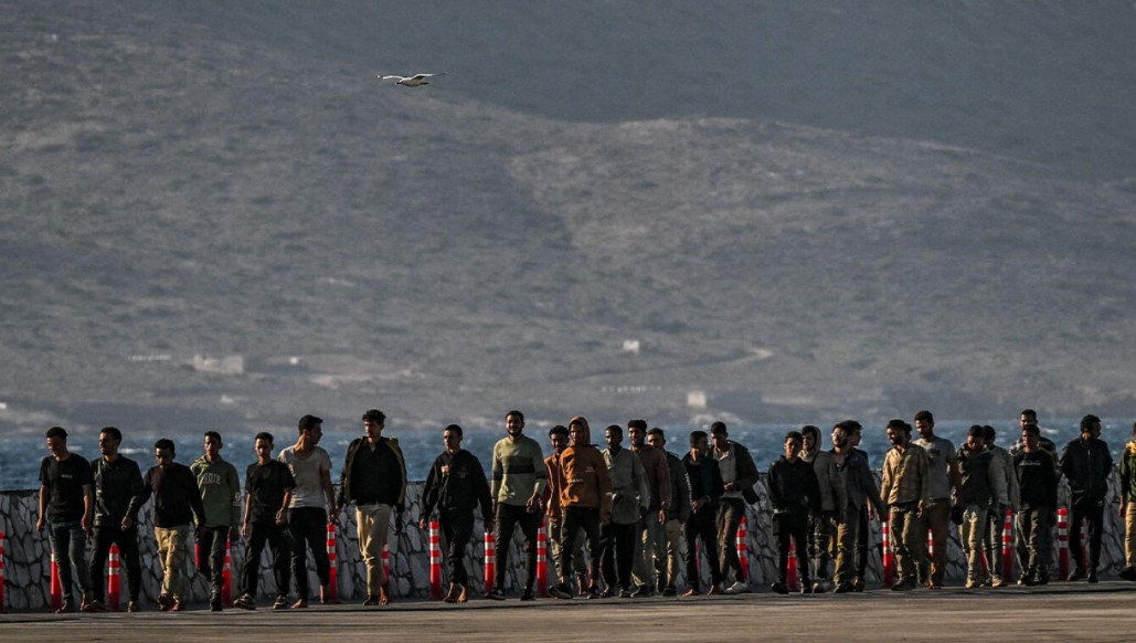 Αφιέρωμα της Daily Mail για το μεταναστευτικό στην Ελλάδα: «Δεν είμαστε πια ξενοδοχείο», δήλωσε ο Πλεύρης