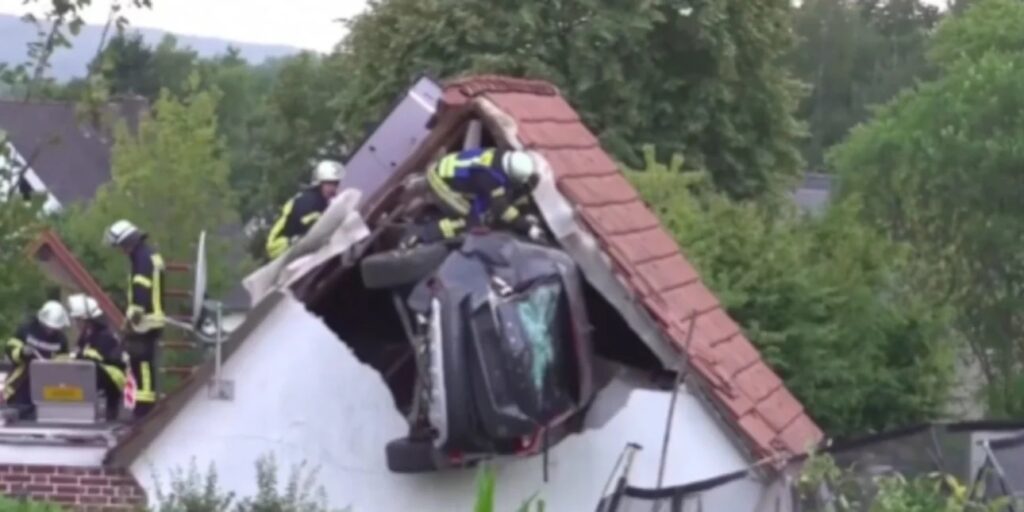 Γερμανία: Αυτοκίνητο χτύπησε παιδί σε τραμπολίνο και «προσγειώθηκε» σε στέγη