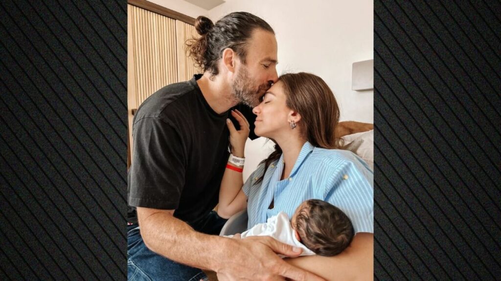 Οικογενειακή στιγμή: Η Ευρυδίκη Βαλαβάνη ποζάρει με τον Γρηγόρη Μόργκαν και τον γιο τους