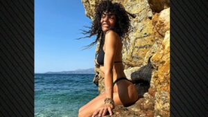 Η Μαρία Σολωμού ποζάρει σε βράχια με μαύρο μαγιό - Δείτε φωτογραφίες